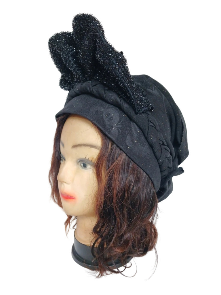 Chapeau noir avec fleur