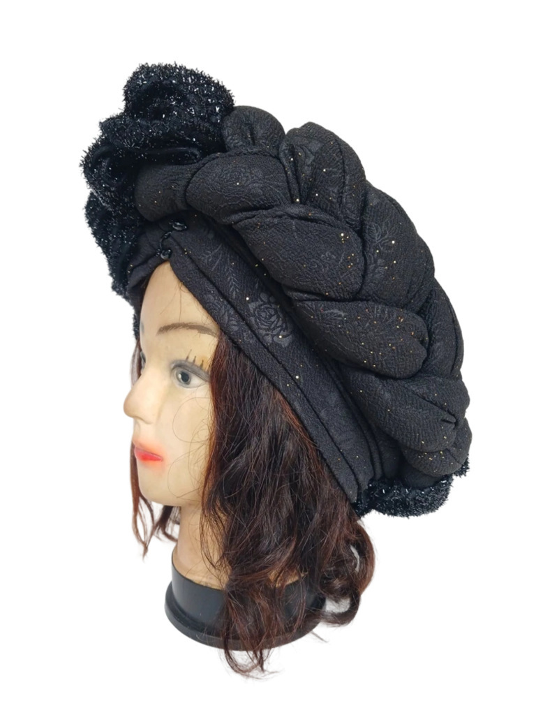 Chapeau noire avec bande natté