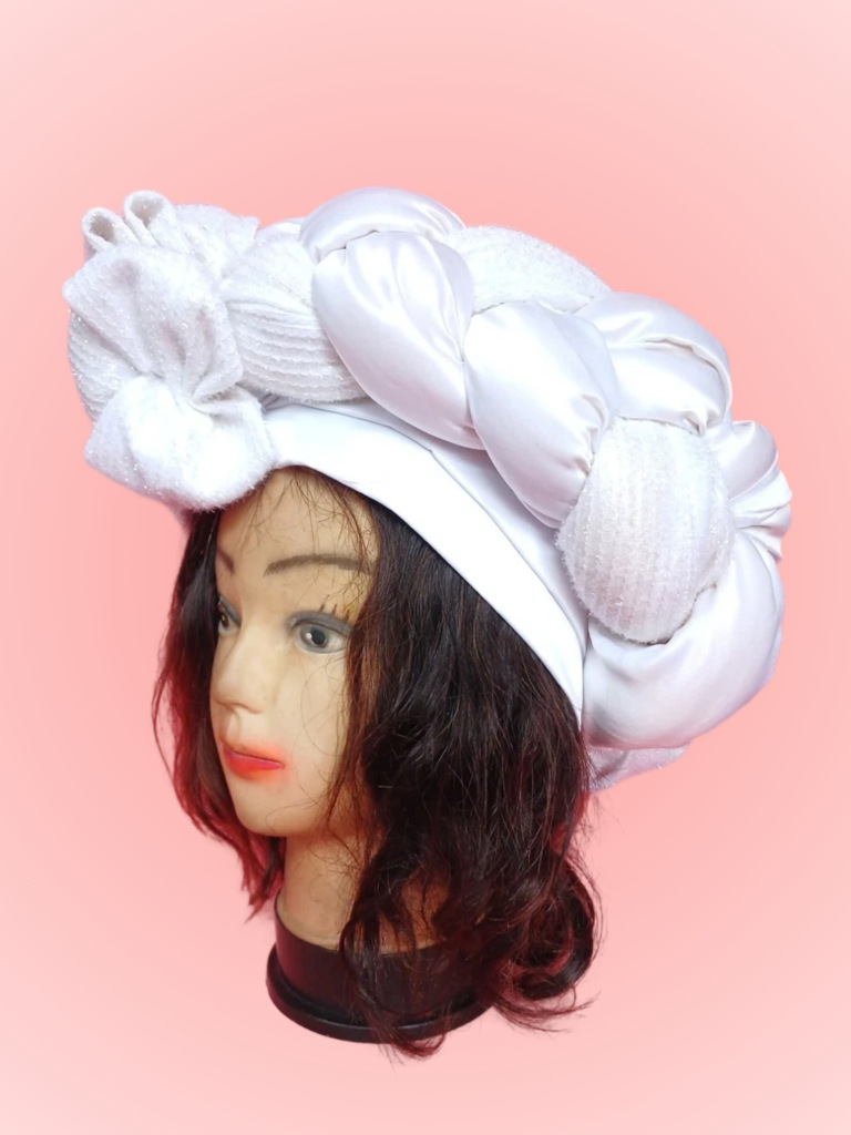Turban blanc avec bande natté
