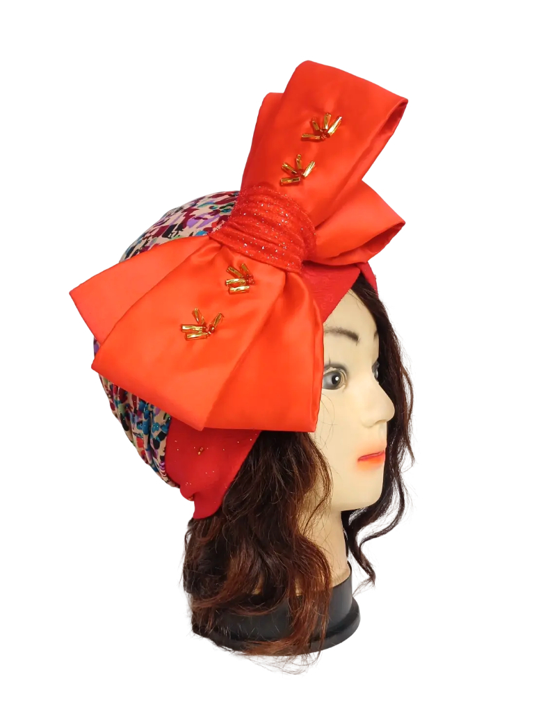 Turban rouge à motifs avec noeud