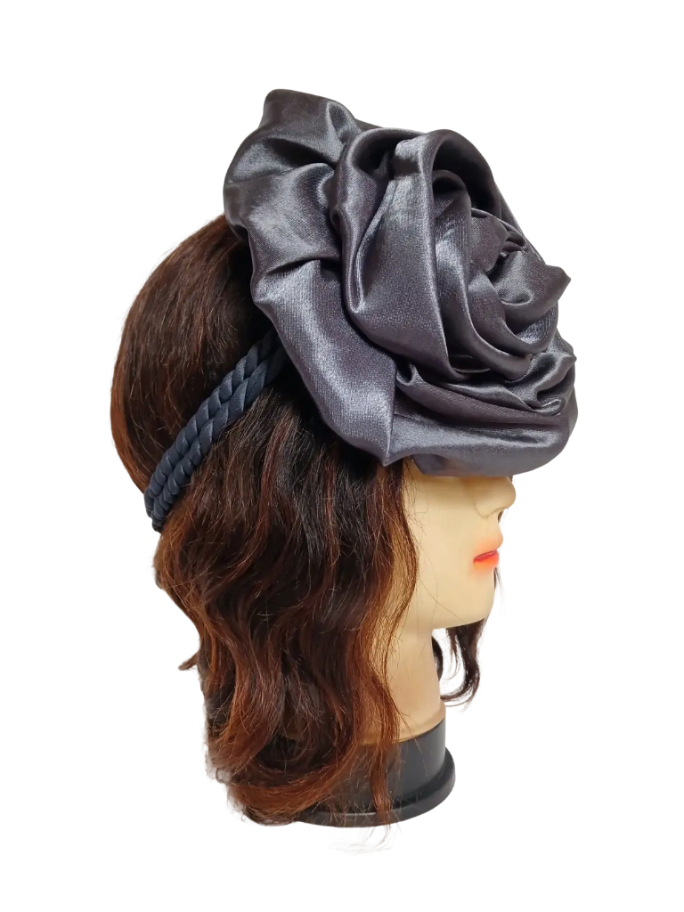 Bandeau gris foncé à corde avec fleur