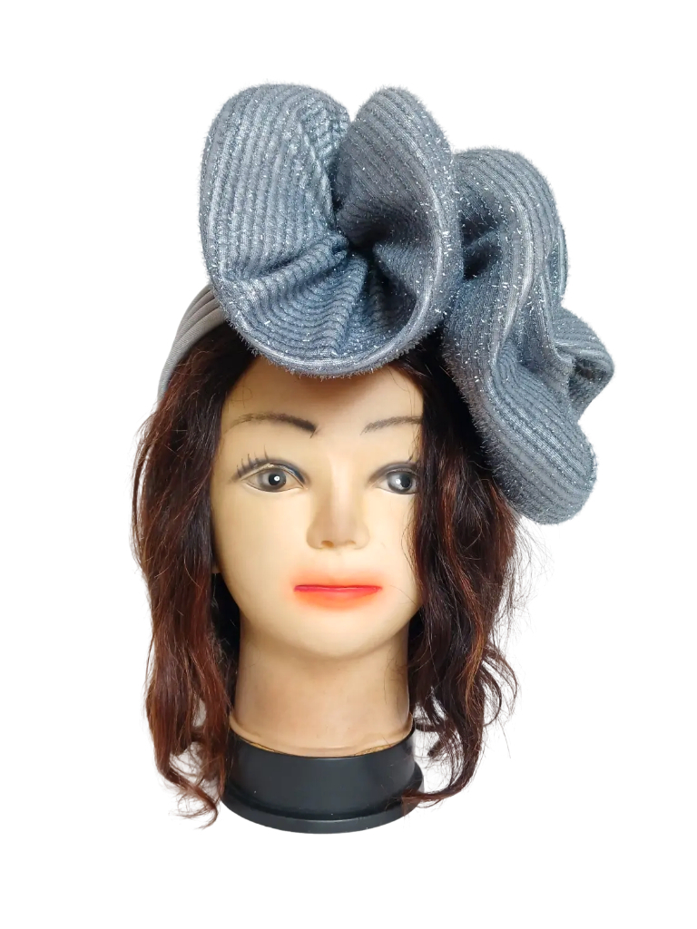 Turban gris ouvert avec fleur